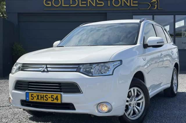Mitsubishi Outlander (2014) thumbnail 1