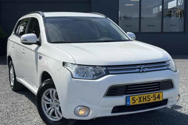 Mitsubishi Outlander (2014) thumbnail 2