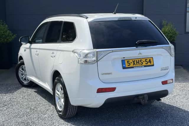 Mitsubishi Outlander (2014) thumbnail 6