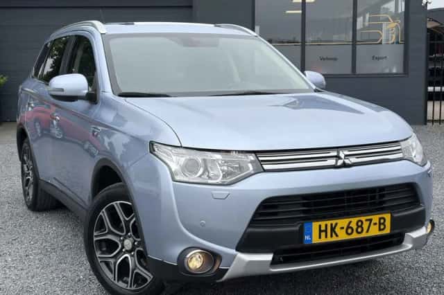 Mitsubishi Outlander (2015) thumbnail 2