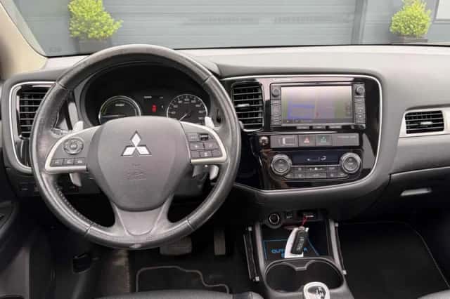 Mitsubishi Outlander (2015) thumbnail 3