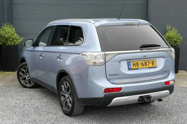 Mitsubishi Outlander (2015) thumbnail 4