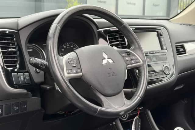 Mitsubishi Outlander (2015) thumbnail 6