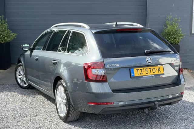 Škoda Octavia (2018) thumbnail 4