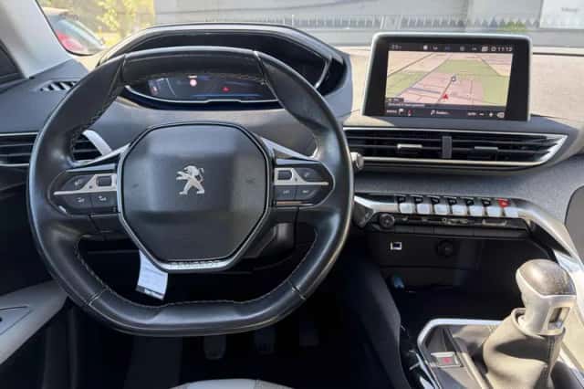 Peugeot 3008 (2017) thumbnail 3
