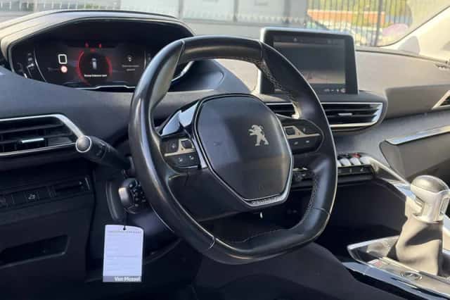 Peugeot 3008 (2017) thumbnail 6
