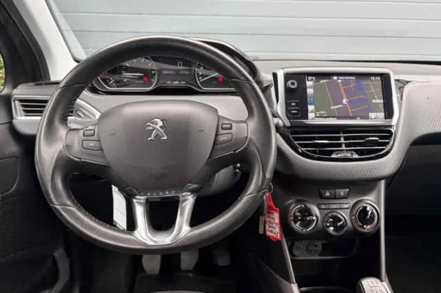Peugeot 2008 (2016) thumbnail 3