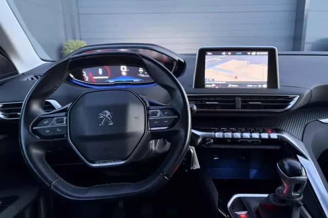 Peugeot 3008 (2019) thumbnail 3