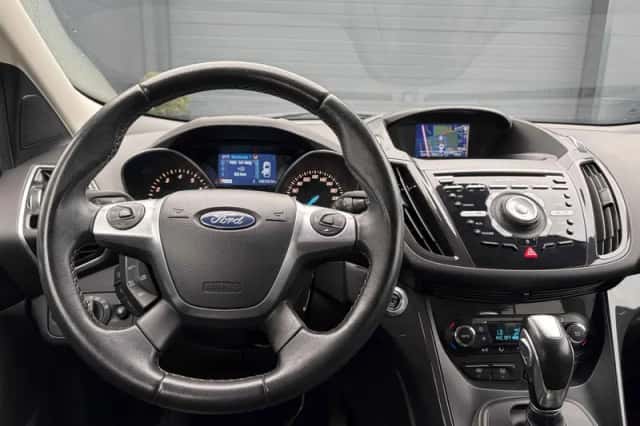 Ford Kuga (2015) thumbnail 3