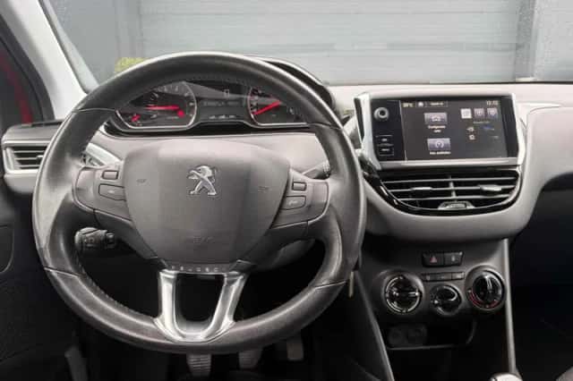 Peugeot 208 (2015) thumbnail 3
