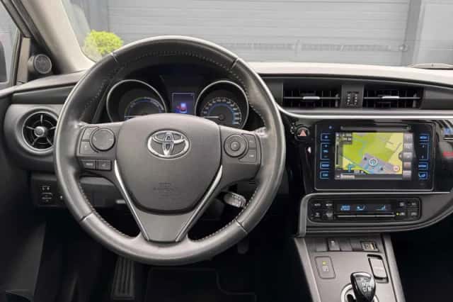 Toyota Auris (2016) thumbnail 3