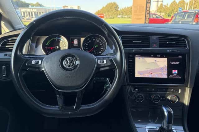 Volkswagen e-Golf (2018) thumbnail 4