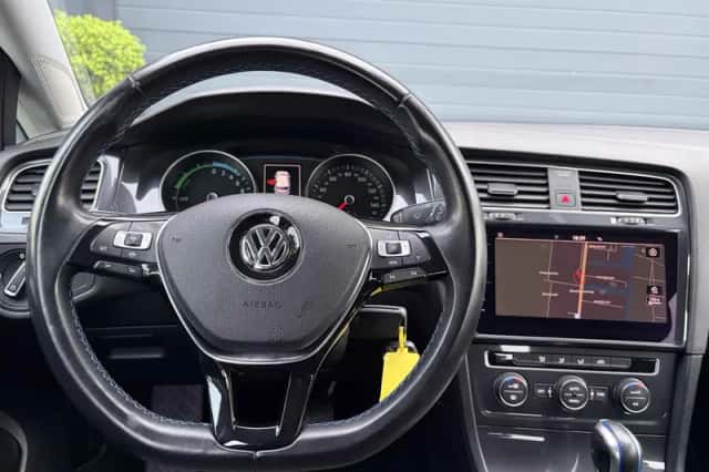 Volkswagen e-Golf (2018) thumbnail 5