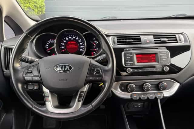Kia Rio (2016) thumbnail 3