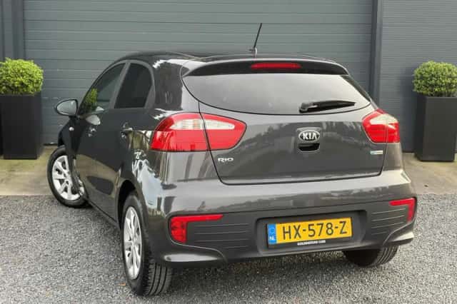 Kia Rio (2016) thumbnail 4