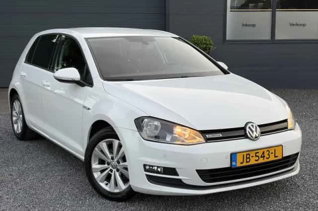 Volkswagen Golf (2016) thumbnail 2