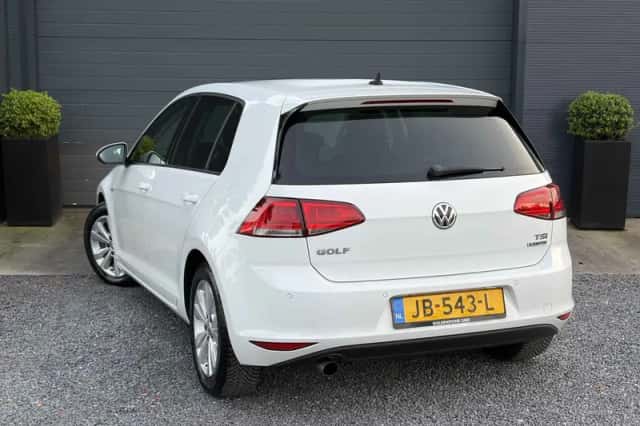 Volkswagen Golf (2016) thumbnail 4