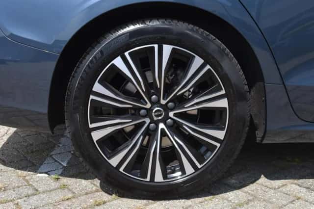 Volvo V60 (2019) thumbnail 5