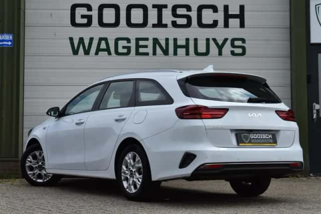 Kia Ceed (2024) thumbnail 3