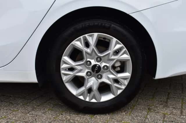 Kia Ceed (2024) thumbnail 5