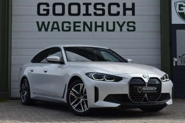 BMW i4 (2022) thumbnail 2