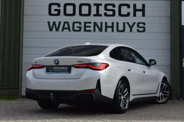 BMW i4 (2022) thumbnail 4