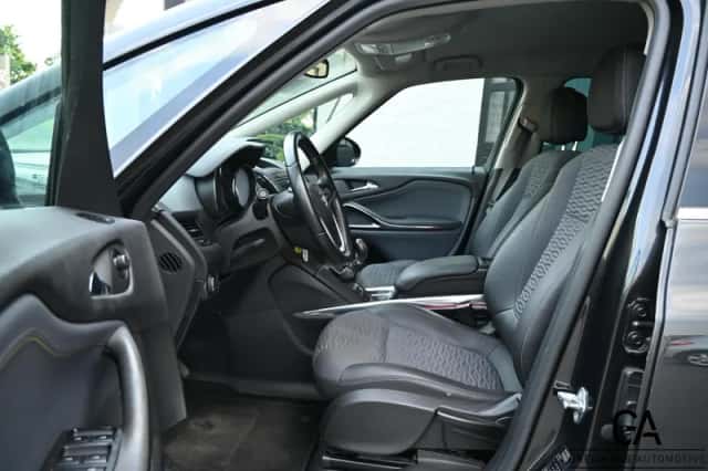 Opel Zafira (2012) thumbnail 3