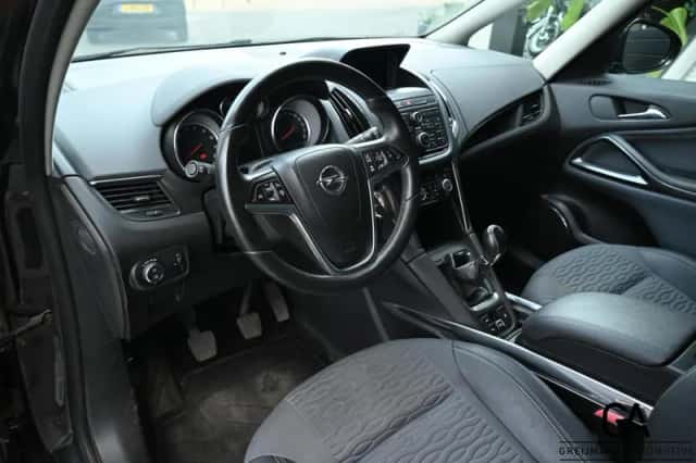 Opel Zafira (2012) thumbnail 4