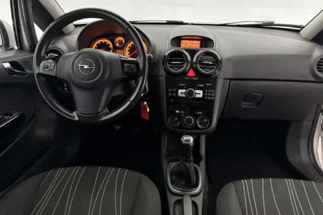 Opel Corsa (2010) thumbnail 2