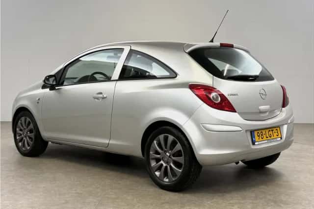 Opel Corsa (2010) thumbnail 3