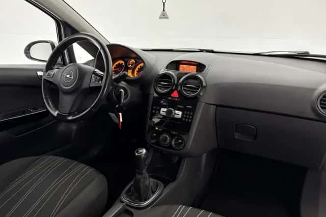Opel Corsa (2010) thumbnail 4