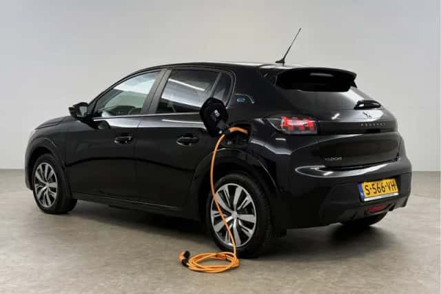 Peugeot e-208 (2023) thumbnail 3
