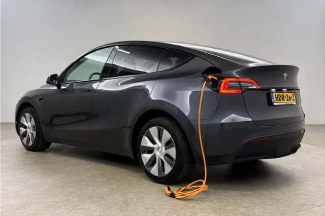 Tesla Model Y (2022) thumbnail 3