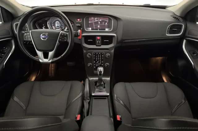 Volvo V40 (2015) thumbnail 2