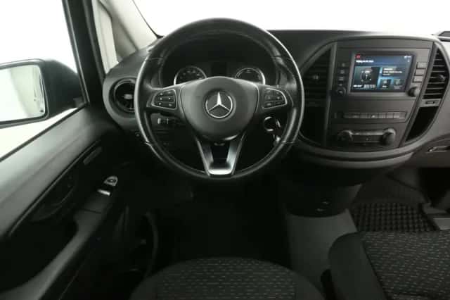 Mercedes-Benz eVito (2023) thumbnail 2