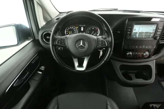 Mercedes-Benz Vito (2022) thumbnail 2