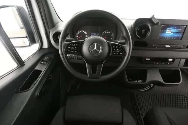 Mercedes-Benz Sprinter (2021) thumbnail 2