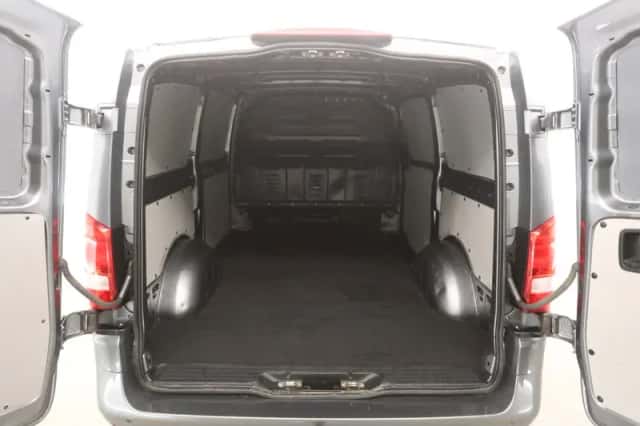 Mercedes-Benz Vito (2022) thumbnail 3