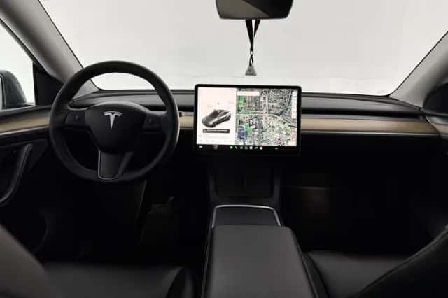 Tesla Model Y (2021) thumbnail 2