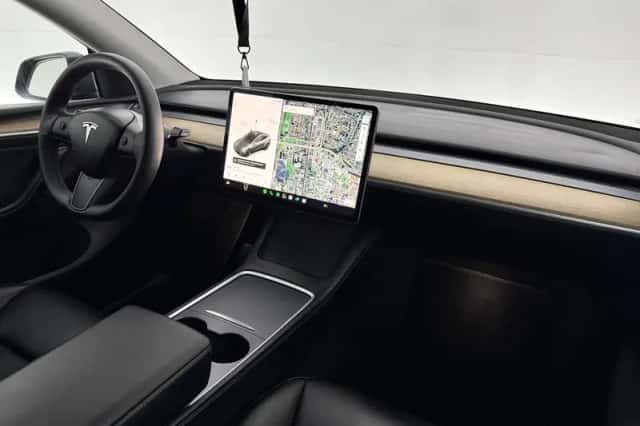Tesla Model Y (2021) thumbnail 4
