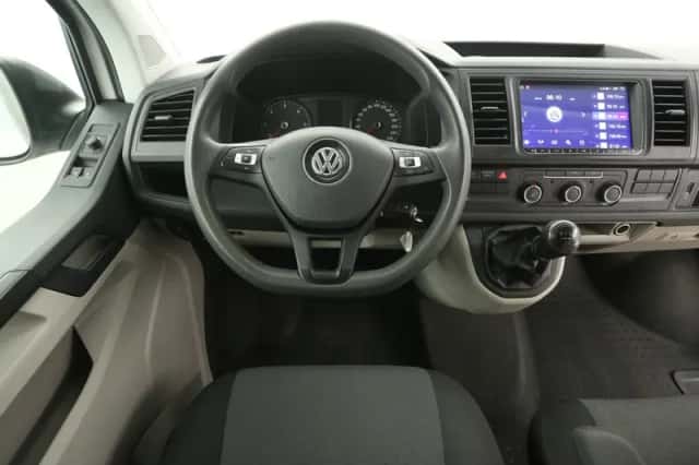 Volkswagen Transporter (2018) thumbnail 2