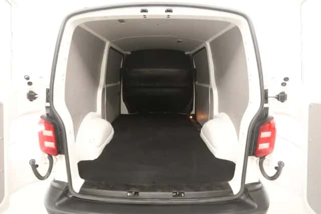 Volkswagen Transporter (2018) thumbnail 3