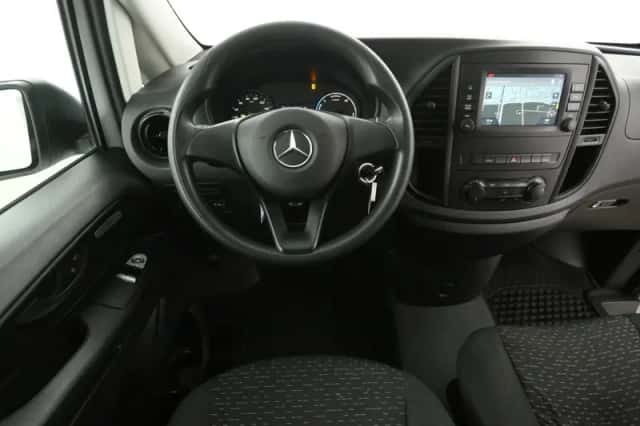 Mercedes-Benz eVito (2022) thumbnail 2