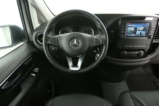 Mercedes-Benz Vito (2021) thumbnail 2
