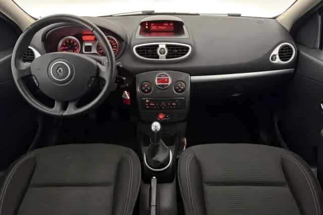 Renault Clio (2011) thumbnail 2