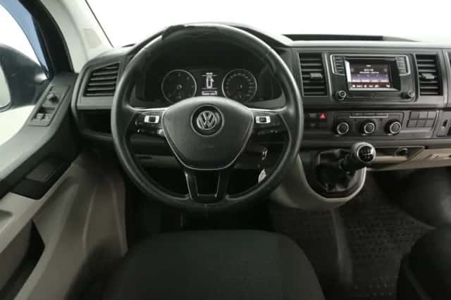 Volkswagen Transporter (2018) thumbnail 2