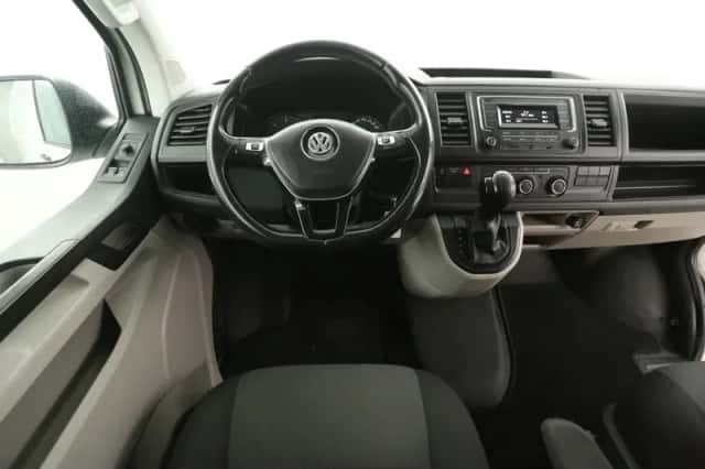 Volkswagen Transporter (2018) thumbnail 2