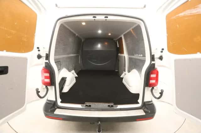 Volkswagen Transporter (2018) thumbnail 3
