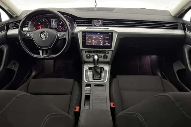 Volkswagen Passat (2018) thumbnail 2