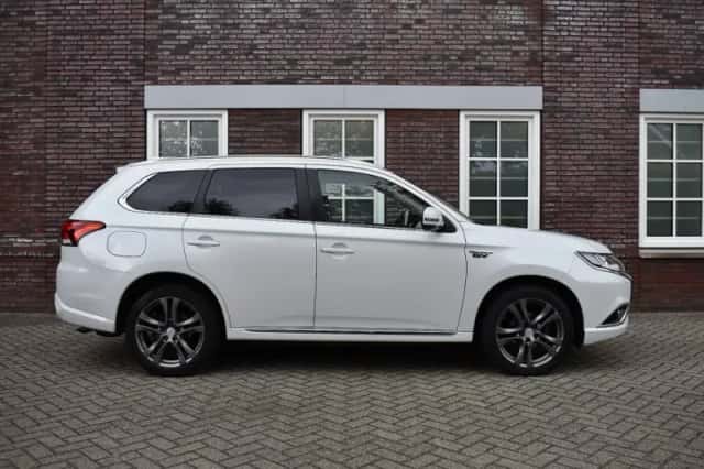 Mitsubishi Outlander (2016) thumbnail 2